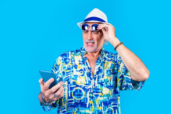 Starsze Siwe Włosy Mężczyzna Nieprzyjemny Wygląd Smartfon Mylić Trudnej Technologii — Zdjęcie stockowe