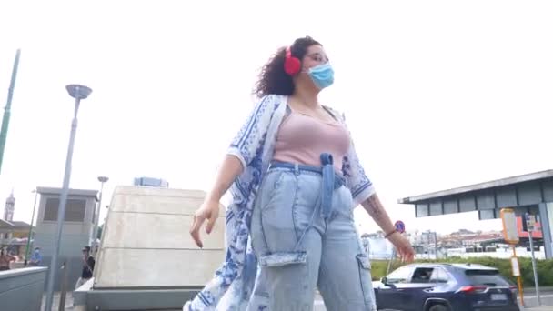 Πολυεθνική Νεαρή Γυναίκα Εξωτερική Φορώντας Μάσκα Προσώπου Προστατεύει Τον Εαυτό — Αρχείο Βίντεο
