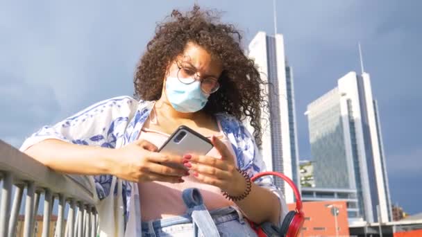 Multiétnica Joven Diversa Rizado Cabello Mujer Usando Máscara Quirúrgica Usando — Vídeos de Stock