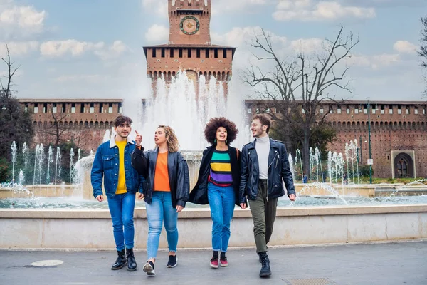 Grupp Vänner Turist Promenader Tillsammans Utomhus Staden Centrum Sightseeing Roligt — Stockfoto