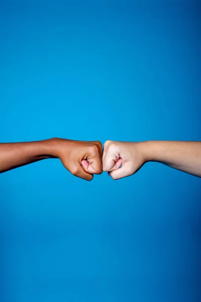 Manos Mujeres Blancas Negras Mostrando Amistad Respeto Sobre Fondo Azul —  Fotos de Stock