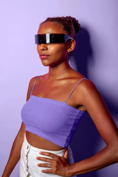 Junge Schwarze Frau Mit Science Fiction Brille Auf Violettem Hintergrund — Stockfoto