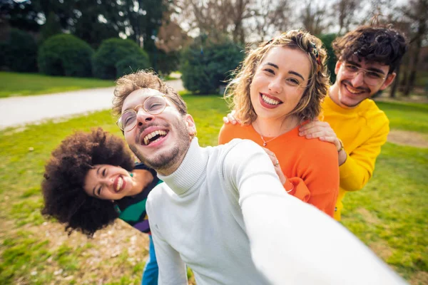 Vielfältige Multiethnische Freunde Die Draußen Selfie Machen Und Spaß Dabei — Stockfoto