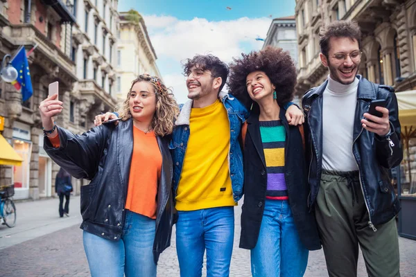 Groupe Amis Touristes Marchant Ensemble Étreignant Extérieur Dans Centre Ville — Photo