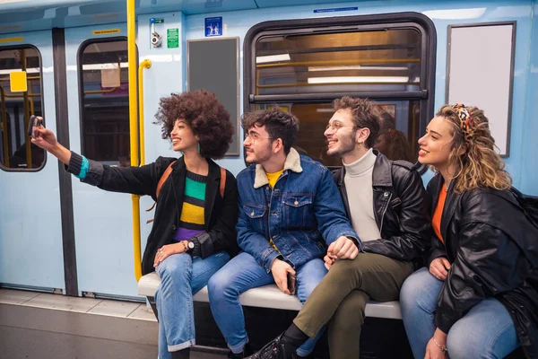 Çok Irklı Dört Arkadaş Grubu Metroda Akıllı Telefon Kullanarak Sosyal — Stok fotoğraf