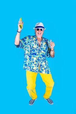 Çılgın komik büyükbaba beyaz arka planda dans ediyor. Akıllı telefon ile izole edilmiş müzik dinliyor. 