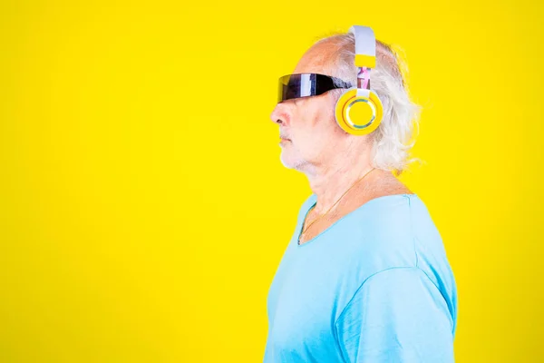 Anciano Hombre Caucásico Con Gafas Inteligentes Sobre Fondo Amarillo Experimentando —  Fotos de Stock