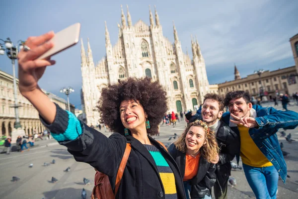 Grupp Vänner Turist Tar Selfie Framför Milanokatedralen Gör Minnen Gör — Stockfoto