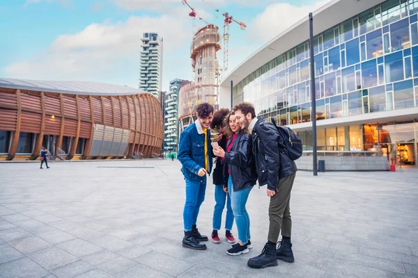 Bir Grup Çok Irklı Genç Arkadaş Cep Telefonu Kullanıyor Teknoloji — Stok fotoğraf