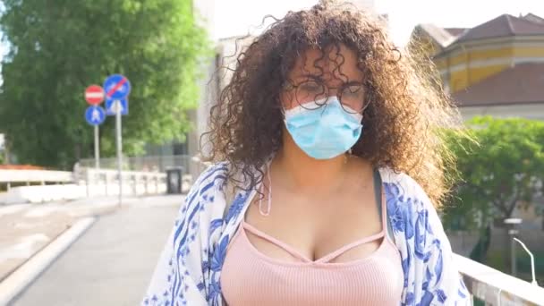 Zeitlupe Junge Frau Trägt Maske Der Stadt Schutz Vor Coronavirus — Stockvideo