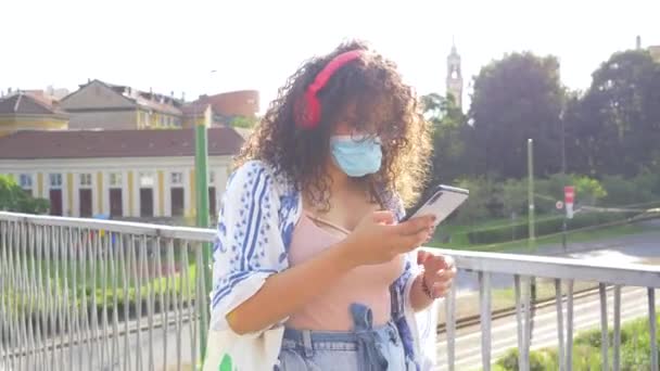Молодая Многонациональная Женщина Открытым Небом Танцует Смартфоном Слушает Онлайн Потоковую — стоковое видео