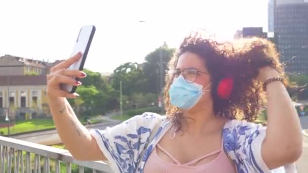 Jovem Mulher Raça Mista Usando Máscara Protetora Livre Tomando Selfie — Vídeo de Stock