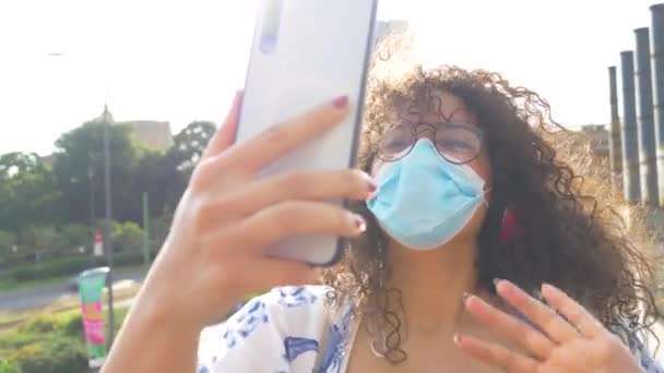 Slow Motion Jonge Gemengde Ras Vrouw Dragen Beschermende Masker Buiten — Stockvideo