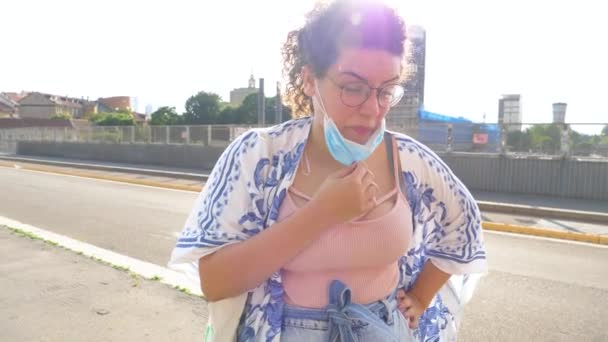 Modo Lento Multiétnica Mujer Joven Aire Libre Posponer Máscara Facial — Vídeo de stock