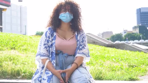 配戴口罩的年轻混血女子户外防冕病毒的肖像 — 图库视频影像