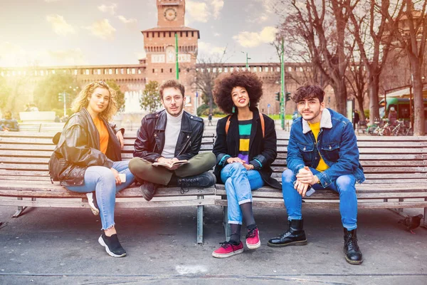 Gruppe Von Vier Multiethnischen Besten Freunden Sitzt Draußen Auf Einer — Stockfoto