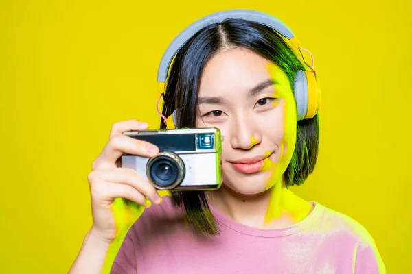 스튜디오는 아름다운 여성이 배경에서 추억을 카메라로 사진을 모습을 — 스톡 사진