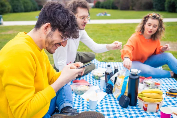 Trzech Wesołych Przyjaciół Różnorodne Multiethnic Zabawy Robi Piknik Parku Świeżym — Zdjęcie stockowe