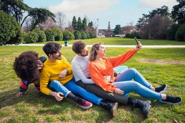 Çok Irklı Bir Grup Arkadaş Dışarıda Selfie Çekiyor Dışarıda Eğleniyor — Stok fotoğraf