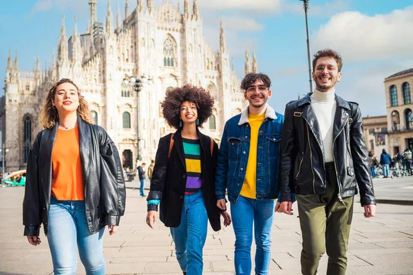 이탈리아 밀라노의 두오모 광장에서 친구들이 산책하면서 행복하게 — 스톡 사진