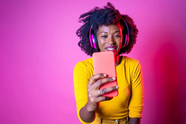 Jong Mooi Zwart Vrouw Het Nemen Van Selfie Roze Achtergrond — Stockfoto