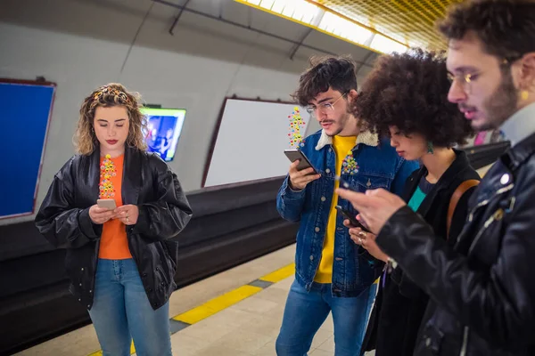 Ομάδα Τεσσάρων Πολυεθνικών Ατόμων Που Ταξιδεύουν Μετρό Χρησιμοποιώντας Smartphone Αγνοώντας — Φωτογραφία Αρχείου