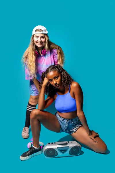 Due Giovani Amici Multietnici Ballerini Sfondo Blu Posa Indossando Abiti — Foto Stock
