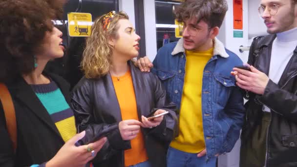 Grupo Cuatro Personas Multiétnicas Que Viajan Metro Usando Teléfonos Inteligentes — Vídeo de stock