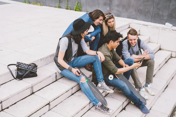 Grupo Amigos Multiétnicos Millennials Usando Teléfonos Inteligentes Adictos Las Tendencias — Foto de Stock