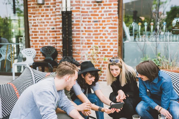 Groep Van Multi Etnische Vrienden Millennials Met Behulp Van Smartphone — Stockfoto