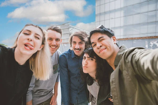 Grupo Amigos Multiétnicos Aire Libre Divertirse Tomar Selfie Utilizando Teléfono — Foto de Stock