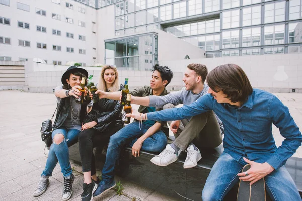 Gruppe Von Freunden Multiethnischen Toast Bier Trinken Feiern Freien Mit — Stockfoto