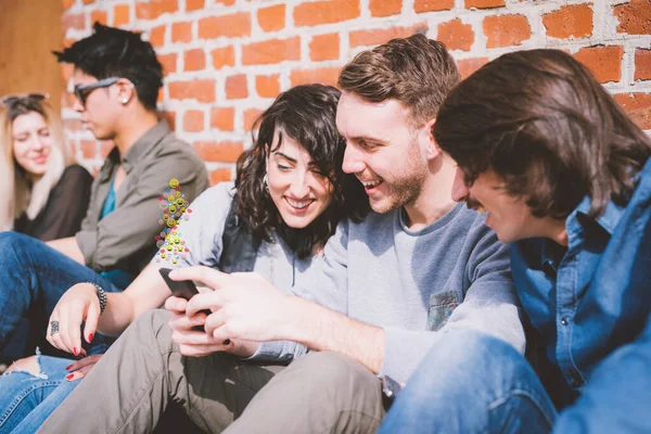 Grupp Multietniska Vänner Millennials Med Hjälp Smartphone Beroende Tekniska Trender — Stockfoto