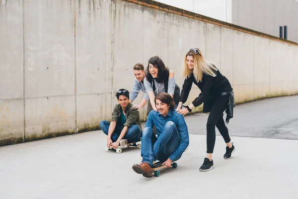 Grupo Amigos Multiétnicos Divertirse Haciendo Skate Carreras Pasar Tiempo Fin — Foto de Stock