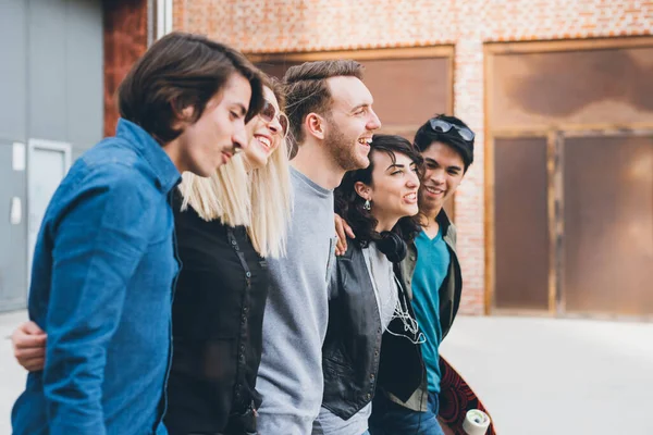 Gruppo Amici Pattinatori Che Camminano All Aperto Divertendosi Abbracciandosi Godendo — Foto Stock