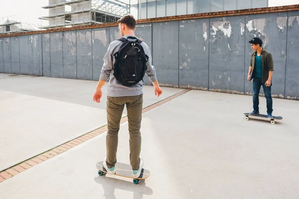Dos Deportistas Aire Libre Pasan Tiempo Disfrutando Del Skateboarding Juntos —  Fotos de Stock