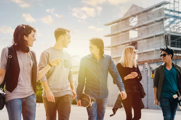 Grupo Amigos Multiétnicos Caminando Aire Libre Divirtiéndose Hablando Entre Contraluz — Foto de Stock