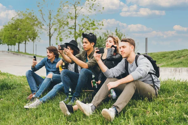 Grupp Vänner Multietnisk Sitter Utomhus Dricka Njuta Panoramautsikt Bilder Med — Stockfoto