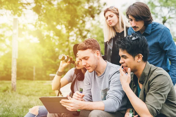 Grupp Multietniska Vänner Millennials Använder Smartphone Beroende Tekniska Trender Efter — Stockfoto