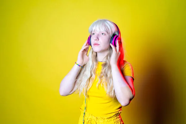 Estúdio Tiro Jovem Loira Caucasiana Fundo Amarelo Desfrutando Boa Música — Fotografia de Stock