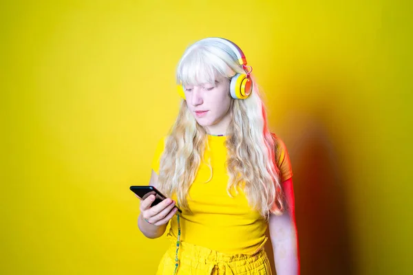 Studio Geschoten Jonge Blonde Blanke Vrouw Gele Achtergrond Genieten Van — Stockfoto