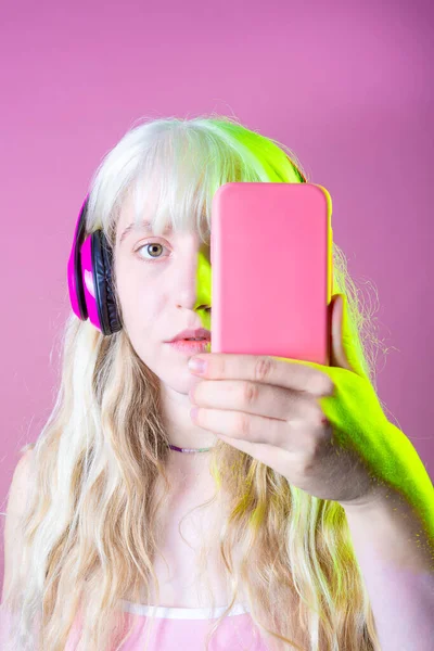 Studio Πυροβόλησε Νεαρή Καυκάσια Γυναίκα Καλύπτει Πρόσωπό Της Smartphone Φορώντας — Φωτογραφία Αρχείου