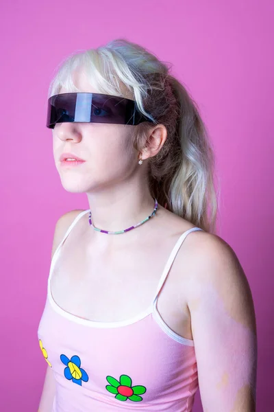 Jonge Blanke Vrouw Dragen Slimme Bril Roze Achtergrond Dragen Sci — Stockfoto