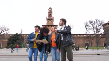 Dört arkadaş gurubu rehber rehberlik haritasına göre şehir dışında tatil planlıyorlar.