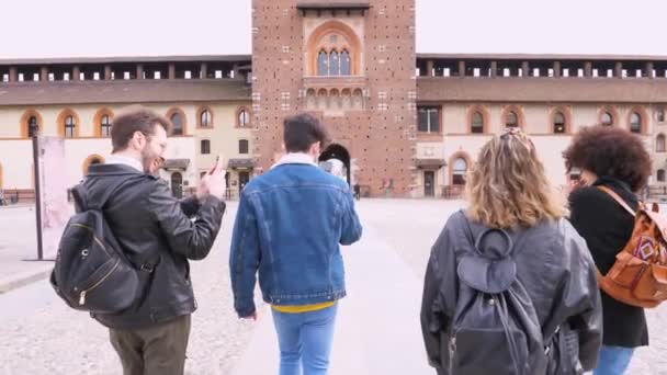 Gruppo Quattro Amici Viaggiatori Multietnici Sorridenti Felici Che Camminano Centro — Video Stock