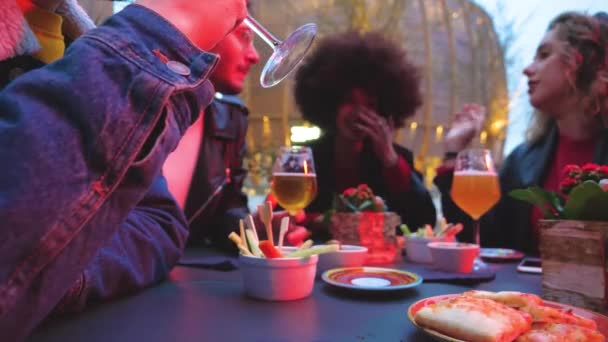 Grupa Czterech Wielonarodowych Przyjaciół Siedzi Świeżym Powietrzu Clubbing Koncentrując Się — Wideo stockowe