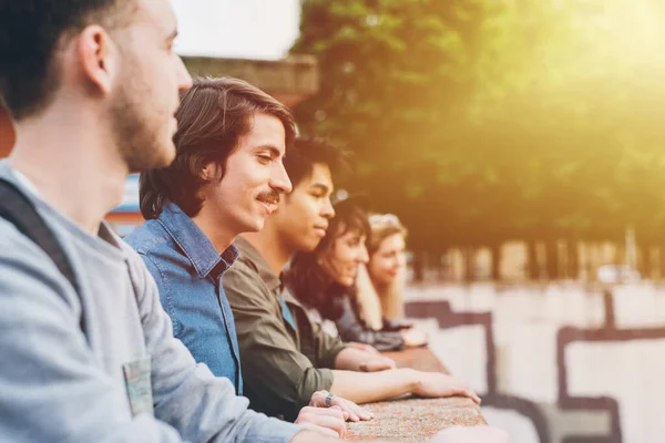 Grupp Multietniska Vänner Utomhus Staden Tittar Bort Ger Hopp Framtiden — Stockfoto