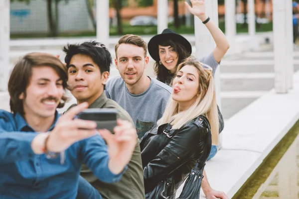 Group Multiethnic Friends Outdoor Having Fun Taking Selfie Using Smartphone — Stock Photo, Image