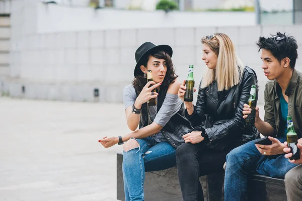 Grupo Amigos Multiétnicos Livre Cidade Bebendo Cerveja Conversando Gostando Passar — Fotografia de Stock