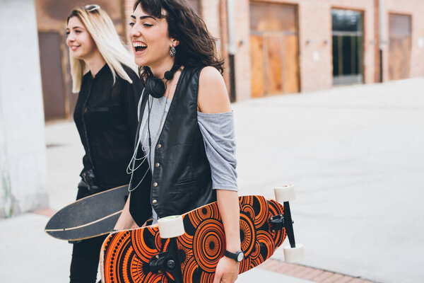 Two Young Caucasian Women Skaters Having Fun Fooling Strolling City — Stock Photo, Image